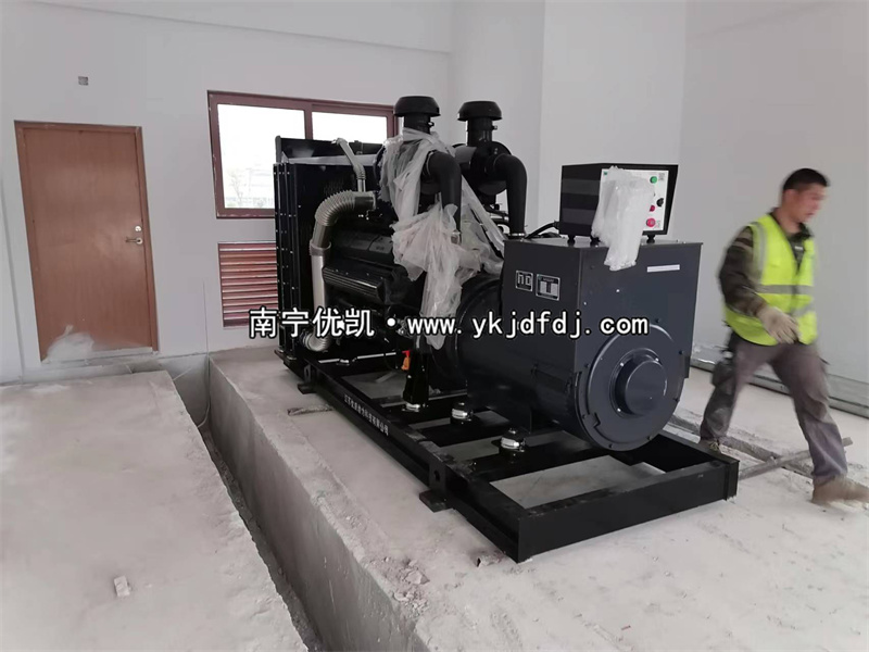 2023年2月20日，6臺上柴600kw柴油發(fā)電機(jī)組卸貨安裝中