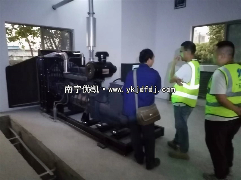 2023年11月28日，欽州項目250kw上柴發(fā)電機組到貨安裝調試