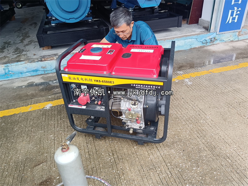 2024年5月19日，客戶(hù)到店自提一臺(tái)5KW等功率柴油發(fā)電機(jī)組